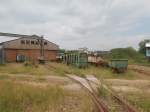 Vor der noch im Bau befindenden Werkshalle des Feldbahn Museums Oekoven stehen ein paar Kippwagen und Bergbau Wagen um die Bergleute in oder aus der Grube zu bringen.