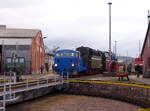 Bw Arnstadt hist. 102 965-1 zieht am 09.12.2017 den Zusatztender der 18 201 auf die Drehscheibe im Bw Arnstadt.