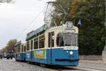 M4-Zug 2412/3407 auf der Maximilansbrücke bei der Parade zum 150 Geburtstag der Münchener Straßenbahn.