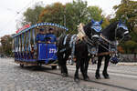 Pferdetram auf der Maximilansbrücke bei der Parade zum 150 Geburtstag der Münchener Straßenbahn.