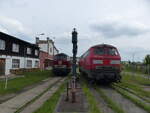 Die 216 244-6 und 225 133-8 warten in den Geraer Eisenbahnwelten auf die Dinge die da kommen sollen.
