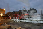 Die Dampflokomotive 52 8079-7 befährt Anfang April 2017 die Drehscheibe des Eisenbahnmuseums in Dresden.