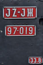 Typenschilder an der Dampflokomotive 97-019.