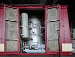 Dieser Dampfkessel in der Diesellokomotive V100 143 war den Betrieb der Zugheizung installiert. (Mecklenburgisches Eisenbahn- und Technikmuseum Schwerin, März 2022)