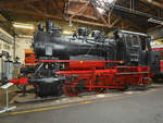 Die Güterzugtenderlokomotive 89 008 wurde 1938 bei Henschel gebaut und ist Teil der Ausstellung im Mecklenburgischen Eisenbahn- und Technikmuseum Schwerin. (März 2022)