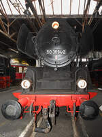 Die Güterzugdampflokomotive 50 3694-2 erblickte 1940 als 50 405 das Licht der Welt und wurde 1961 im Rahmen einer Rekonstruktion modernisiert. (Mecklenburgisches Eisenbahn- und Technikmuseum Schwerin, März 2022)