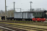 Loren, Drehgestelle und Güterwagen sind im Außenbereich des Mecklenburgischen Eisenbahn- und Technikmuseum Schwerin zu sehen. (März 2022)