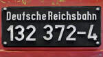 Das Nummernschild an der 1976 gebauten Diesellokomotive 132 372-4.