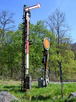Zwei alte Formsignale am ehemaligen Bahnhof Radevormwald-Dahlhausen (Wupper), so gesehen Ende April 2019.