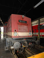 Die Diesellokomotive 110 025-4 war hier Ende September 2020 im sächsischen Eisenbahnmuseum Chemnitz-Hilbersdorf zu sehen.