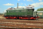E 44 045 (DR 244 045-1) des Sächsischen Eisenbahnmuseum Chemnitz-Hilbersdorf e.V. (SEM) steht anlässlich des 28. Heizhausfests im SEM.
[25.8.2019 | 12:59 Uhr]