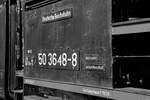 Beim Halt in Gunzen konnten einige Stimmungsbilder von 50 3648 des Sächsischen Eisenbahnmuseum gemacht werden - das Lokschild und Bw-Anschrift der Reko 50er, 16.10.2021