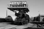 50 3628 wird unterhalb des Kohlebunkers im Bw Chemnitz-Hilbersdorf positioniert - Neben 58 261 sollte sie an diesem Abend das Nachtmotiv am Kohlebunker bereichern, 12.03.2022