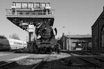 50 3628 wird unterhalb des Kohlebunkers im Bw Chemnitz-Hilbersdorf positioniert - Neben 58 261 sollte sie an diesem Abend das Nachtmotiv am Kohlebunker bereichern, 12.03.2022