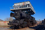 50 3628 unter dem Kohlebunker - gut erkennbar das braun gestrichene Fahrwerk, eine Sparvariante der DR, welche bis Ende der DDR aufkam. Chemnitz-Hilbersdorf, 12.03.2022