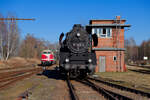 50 3628 am �stlichen Stellwerk des Bw Chemnitz-Hilbersdorf - im Hintergrund 118 782 mit dem Ausflugszug des S�chsischen Eisenbahnmuseums, 12.03.2022