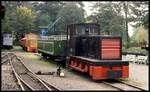 Blick auf am 8.10.1992 auf ausgestellte Fahrzeuge im Eisenbahn Museum Oberrittersgrün: Vorn ist die Heeresfeldbahn Lok HF 130 C Gmeinder Nr.