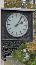 Eine Uhr am Bahnhofsgebäude von Obersrittersgrün.