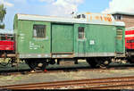 Blick auf einen Güterzuggepäckwagen der Gattung  Pwgs  (DR 40 50 940 0255-8) des Sächsischen Eisenbahnmuseum Chemnitz-Hilbersdorf (SEM) e.V., der anlässlich des 28.