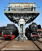 Unter dem Kohlehochbunker:
52 8149-8 des Sächsischen Eisenbahnmuseum Chemnitz-Hilbersdorf e.V. (SEM) und 52 8177-9 der Dampflokfreunde Berlin e.V. stehen anlässlich des 28. Heizhausfests im SEM.
[25.8.2019 | 16:04 Uhr]