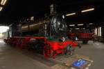 In einem der beiden Rundlokschuppen des Sächsischen Eisenbahnmuseums in Chemnitz-Hilbersdorf ist die Dampfllokomotive 38 205 zu sehen.