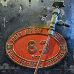 Gusseisernes Schild auf der Gelenkdampflokomotive NGG 13.