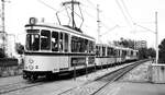SSB Stuttgart__Große Straßenbahnrundfahrt im Juni 1980 des SMS (Straßenbahnmueum Stuttgart). Im Einsatz : Tw 851 [Uerd./AEG; 1939 mit Bw 1390 [Fuchs HD; 1950] und Tw 802 [ME/AEG 1957 mit Bw 1606+1574 [beide Fuchs HD 1956]. Im Bild der Konvoi beim Zwischenhalt vor der Einfahrt nach Echterdingen.__22-06-1980
