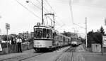 SSB Stuttgart__Große Straßenbahnrundfahrt im Juni 1980 des SMS (Straßenbahnmueum Stuttgart). Im Bild der Konvoi beim Zwischenhalt vor der Einfahrt nach Echterdingen. Auf dem Gegengleis Zug der Linie 6 mit BTw GT4 524.__22-06-1980
