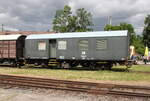 DR Wohnschlafwagen 40 80 95-00 013-1 (40 80 9500 013-4 D-TEV) am 28.05.2022 beim Eisenbahnfest des Thüringer Eisenbahnvereins im ehem. Bw Weimar.