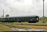 Blick auf einen Halbgepäckwagen der Gattung  BDms 278  (56 80 82-40 099-2 D-WFL), der beim Herbstlokfest zusammen mit drei anderen Wagen von 202 364-6 (112 364-5 | DR V 100.1) auf dem