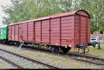 Blick auf einen Mannschaftstransportwagen der Gattung  Hbs  (27 80 2311 058-0 D-IGTL), der während des Herbstlokfests auf dem Gelände des Lokschuppen Staßfurt steht.