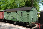 01. Juni 2014, Im VSE-Museum Schwarzenberg steht dieser Güterzug-Begleitwagen Pwgs 40 50 940 1302-7 der DR.