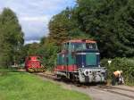 Die Diesellok V 2, gebaut 1957 von Klckner-Humboldt-Deutz, Fabriknummer 56744, hat ihre Rangieraufgaben erledigt und nach Umstellen der Handweiche kann die ex Krefelder Mak Stangenlok den Museumszug