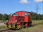 Die Diesellok V 2, gebaut 1957 von Klckner-Humboldt-Deutz, Fabriknummer 56744, der Arbeitsgemeinschaft Geesthachter Eisenbahn wartet auf den Museumszug aus Bergedorf Sd, um an diesem bis Krmmel