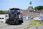 Diesellok 1 »Zuckersusi« (Dieselhydraulische Rangierlok) der Angelner Dampfeisenbahn am Kappelner Museumsbahnhof.
Baufirma: Henschel. Baujahr: 1959. Baureihe: DH 240 B. Seriennummer: 29776. Achsfolge: B. Treibraddurchmesser: 1,25 m
Leistung: 240 PS. Motor: Henschel 6R 1416A - 6 Zylinder 4 Takt. Hubraum: 13,3 Liter. Getriebeart: hydraulich Voith L33 yU
Kraftstoffvorrat: 600 Liter. Gewicht: 30 t. Länge über Puffer: 8,10 Meter. Höchstgeschwindigkeit: 60 km/h.
Aufnahme: 12. August 2020.