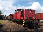 Lok 2 der  Freunde des Schienenverkehrs Flensburg e.V.  steht am 01.07.2014 mit ihrem aus skandinavischen Wagen gebildeten Zug der  Angelner Dampfeisenbahn  abgestellt im Bahnhof von Kappeln.