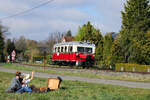 Am 11. und 12. April 2026 fand auf der Bleckeder Kleinbahn eine private, von Eisenbahnfreunden organisierte, Fotofahrt statt. Am 12. April war der Ameisenbär VT 0508 bei Erbstorf unterwegs, wo ein junges Paar ein Picknick genoss.