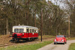 Am 11. und 12. April 2026 fand auf der Bleckeder Kleinbahn eine private, von Eisenbahnfreunden organisierte, Fotofahrt statt. Am 12. April war der Ameisenbär VT 0508 bei Neetze unterwegs und traf dabei auf einen VW Käfer.