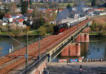 Die 001 180-9 des BEM Nördlingen rollt am 26.3.2022 mit einem Sonderzug von Crailsheim über Heilbronn auf dem Weg nach Frankfurt/Main Hbf über die Neckarbrücke bei Neckargemünd. (Foto: Ferdinand Kümmel)