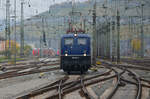 BEM Nördlingen: Die 110 262-3 der BayernBahn einsam im westlichen Gleisvorfeld des Würzburger Hbf.