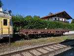 Dieser Flachwagen war Anfang August 2020 am Bahnhof in Obing abgestellt.