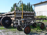 Ein ausgedienter Gepäckhandwagen (?) stand Anfang August 2020 am Bahnhof in Obing.