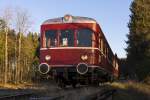 VT 103 der Chiemgauer Lokalbahn fährt als  Nikolaus-Express  von Obing nach Bad Endorf. Zwischen Obing und Aindorf am 08.12.2013.  Einen Gruß zurück an dieser Stelle an die freundlichen Triebwagenführer und Zugbegleiter.

Hersteller: Esslinger Maschinenfabrik
Fabriknummer: 23499
Baujahr: 1952
Betreibernr. VT 103
Vmax (km/h): 90
Leistung: 2 x 145 PS
Leergewicht (t): 32
max. Achlast (t): 8
LüP (mm): 23.530