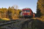 VT 103 der Chiemgauer Lokalbahn fährt als  Nikolaus-Express  von Obing nach Bad Endorf. Zwischen Obing und Aindorf am 08.12.2013

Hersteller: Esslinger Maschinenfabrik
Fabriknummer: 23499
Baujahr: 1952
Betreibernr. VT 103
Vmax (km/h): 90
Leistung: 2 x 145 PS
Leergewicht (t): 32
max. Achlast (t): 8
LüP (mm): 23.530