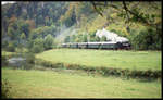 Dampflok Behringersmühle ist hier am 26.9.1993 um 11.23 Uhr bei Gößweinstein im Wiesenthal nach Ebermannstadt unterwegs.