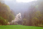 01.05.1988, Dampfbahn Fränkische Schweiz. Der Morgennebel über der Wiesent mischt sich mit dem Dampf von Lok 2 „Nürnberg“.