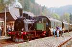 01.05.1988, Dampfbahn Fränkische Schweiz (DFS), Zug mit Lok 2 „Nürnberg“ steht im Bahnhof Behringersmühle. Gestern las ich auf der Website der DFS Folgendes:  Unsere Lok “Nürnberg” steht wieder unter Dampf! Mit dieser inzwischen 96-jährigen Maschine aus dem Hause HANOMAG, die Zeit ihres regulären Einsatzes im Nürnberger Gaswerk schwere Kohlenzüge verschob, hatten wir im Juni 1983 unseren Vereinsnamen mit Leben erfüllt und die Renaissance des Dampfbetriebs im Wiesenttal eingeläutet. Neun Jahre lang stand uns die Maschine des Typs Ploxemam als einziges Dampfross zur Verfügung. 1994 erhielt sie im Dampflokwerk Meinigen einen neuen Kessel. Am 31. Mai hat sie nach einer Hauptuntersuchung in Regie des Dampflok-Teams um Ulrich Bahr die erneute Abnahme erfolgreich bestanden. Offiziell in Betrieb genommen wird die Lok, deren Stellenwert in der Geschichte unseres Vereins nicht hoch genug eingeschätzt werden kann, zum Bahnhofsfest am 14. Juli (2019).  Ich wünsche weiterhin Gute Fahrt!