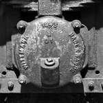 04. Juni 2015, Die  Dampfbahn Fränkische Schweiz  hat in Ebermannstadt einige zur Aufarbeitung (?) vorgesehene Museumsfahrzeuge abgestellt. Beim Stöbern sah ich auch diesen Radlagerdeckel, hergestellt 1943 im Gussstahlwerk Wittmann in Hagen-Haspe.