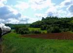 Dampfbahn Frnkische Schweiz: Eine Imposante Burgruine schmckt den Eingang ins enge Tal. Zwischen Streitberg und Muggendorf, 17.Mai 2012.