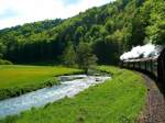 Dampfbahn Frnkische Schweiz: Der in der Morgenfrische glitzernden Wisent entlang.